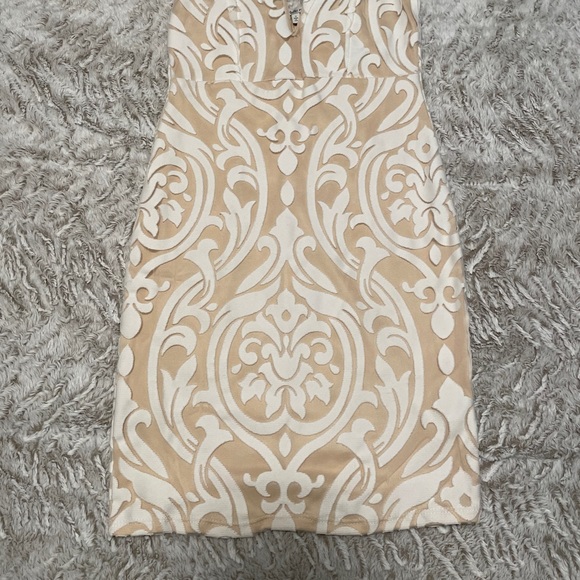 Low Cut Tan and White Dress - Picture 2 of 4